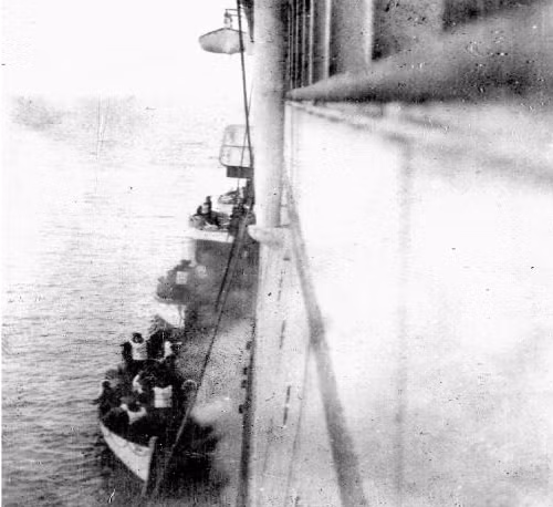Những người sống sót sau thảm họa chìm tàu Titanic lên xuồng cứu hộ tại Carpathia năm 1912.
