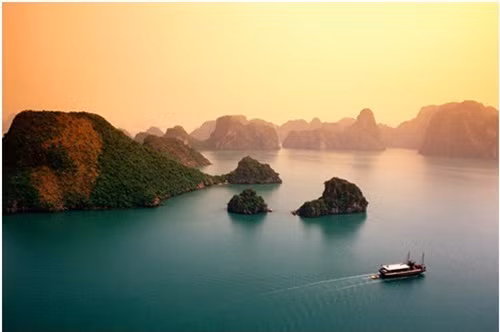 Tờ Huffington Post miêu tả vịnh Hạ Long là một trong 10 địa danh có đường bờ biển ấn tượng nhất thế giới. Kỳ quan thiên nhiên này được tạo thành từ hàng nghìn đảo và núi đá vôi.