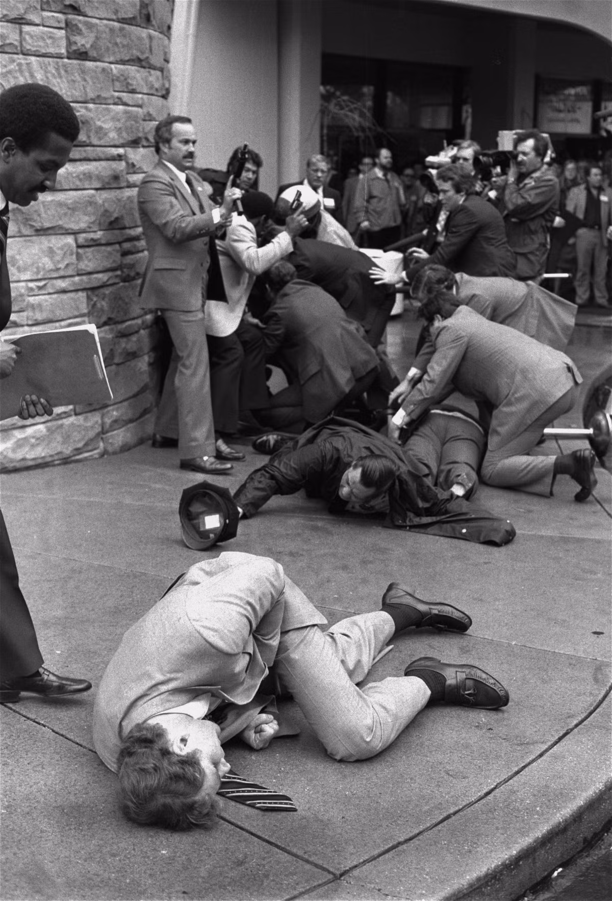 Ron Edmonds đã chụp được cảnh nhân viên mật vụ Timothy J. McCarthy (cận cảnh), cảnh sát Washington Thomas K. Delehanty (ở giữa) và trợ lý báo chí của tổng thống James Brady (nằm trên mặt đất) bị thương nằm trên phố bên ngoài khách sạn Washington Hilton năm 1968. Khi đó, John Hinckley Jr. đã bắn 6 phát đạn nhằm vào tổng thống Ronald Reagan. Ông chủ Nhà Trắng bị trúng một viên đạn ở ngực nhưng may mắn thoát khỏi lưỡi hái tử thần.