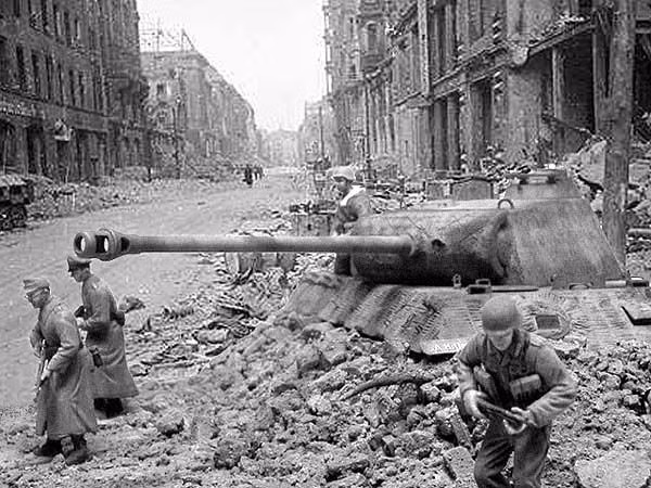 2. Trận Berlin diễn ra từ ngày 16/4 - 2/5/1945. Khi đó, Hồng quân Liên Xô đã tấn công phát xít Đức ở thủ đô Berlin từ mọi hướng. Trong cuộc chiến cam go này, trùm phát xít Hitler đã nhìn thấy kết thúc của đế chế tàn ác do mình dựng lên. Vì vậy, Hitler cùng người vợ mới cưới Eva Braun đã tự sát tại hầm trú ẩn.