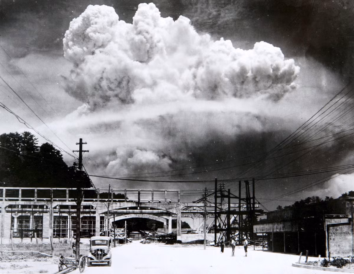 Máy bay ném bom B-29 đã thả bom nguyên tử “Little Boy” xuống thành phố Hiroshima, Nhật Bản ngày 6/8/1945, khiến 14.000 người thiệt mạng và hàng chục ngàn người khác bị thương. Ba ngày sau đó, Mỹ thả tiếp bom nguyên tử "Fat Man", khiến 75.000 người dân ở Nagasaki thiệt mạng và 286.000 người khác bị thương.
