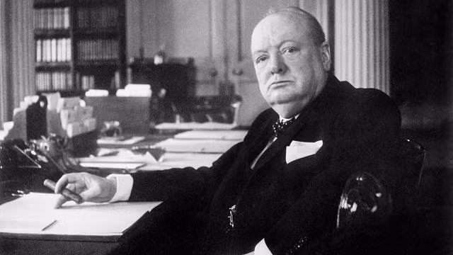 Thủ tướng Anh Winston Churchill nghiện xì gà khủng khiếp khi hút 15 điếu/ngày.