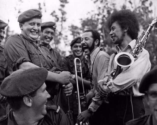 Một nhóm binh sĩ New Zealand tại chiến trường Việt Nam năm 1969 vui vẻ cười đùa với nhau.