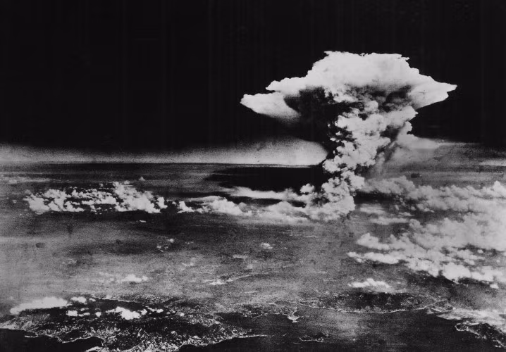2. Nổ bom nguyên tử ở thành phố Hiroshima và Nagasaki, Nhật Bản. Mỹ và Nhật Bản đã có cuộc xung đột lớn trong Chiến tranh thế giới 2. Mỗi bên đều sở hữu sức mạnh quân sự và vũ khí hùng hậu. Năm 1941, Nhật Bản đã thực hiện cuộc tấn công Trân Châu Cảng - một trong những cuộc tấn công lớn nhất nhằm vào Mỹ. Đáp trả lại, Mỹ đã thả 2 quả bom hạt nhân xuống thành phố Hiroshima và Nagasaki vào tháng 8/1945.