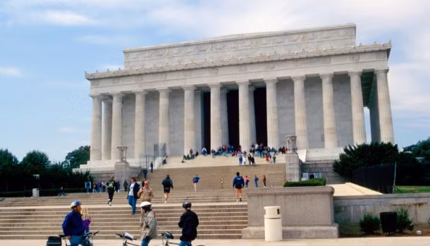 Ít ai có thể ngờ được rằng Tổng thống Richard Nixon và các nhân viên Nhà Trắng đã đến đài tưởng niệm Lincoln Memorial ở thủ đô Washington D.C từ lúc gần 5h sáng ngày 9/5/1970.