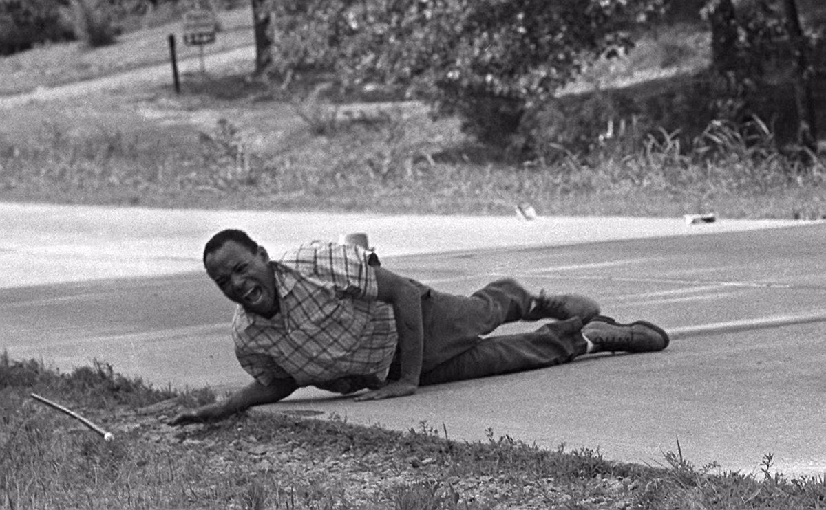 Năm 1966, nhà hoạt động dân quyền người Mỹ gốc Phi James Meredith lộ rõ sự đau đớn khi ở Quốc lộ 51 sau khi bị bắn ở Hernando, bang Mississippi, Mỹ do tham gia biểu tình vận động người da đen tự tin với bản thân. Bức ảnh được nhiếp ảnh gia Jack Thornell chụp và giành giải thưởng Pulitzer năm 1967.