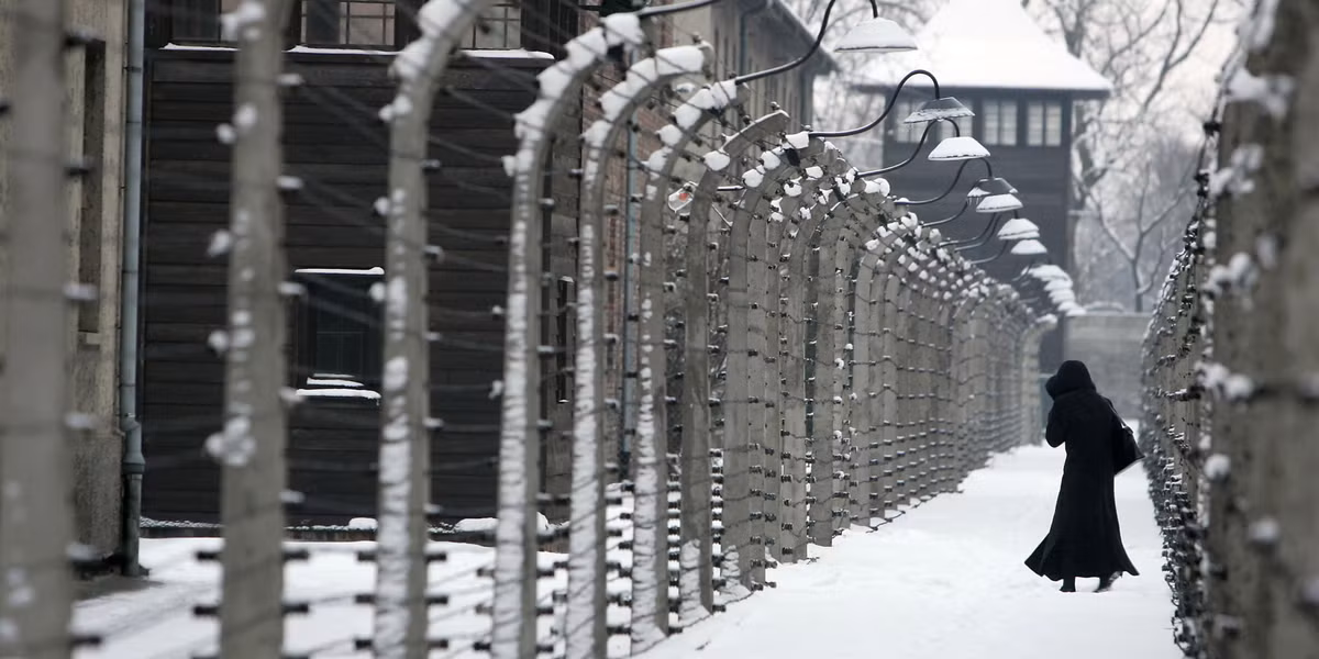 Khoảng 200.000 tù nhân bị giam cầm trong trại tử thần Auschwitz từ năm 1940 - 1945 sống sót đến khi được giải phóng.