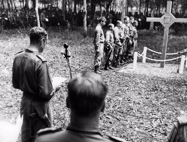 Một nhóm binh sĩ tổ chức lễ kỷ niệm trước cây thánh giá ở Long Tân năm 1969.
