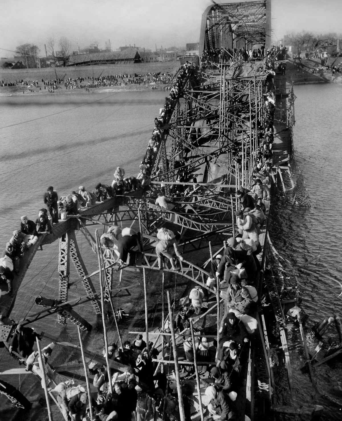 Nhiếp ảnh gia Max Desfor đã giành giải thưởng Pulitzer trong năm 1951 với tác phẩm người dân từ Bình Nhưỡng, Triều Tiên và người tị nạn đến từ các khu vực khác ở trên gầm cây cầu gần đổ khi di tản về phía nam sông Taedong.
