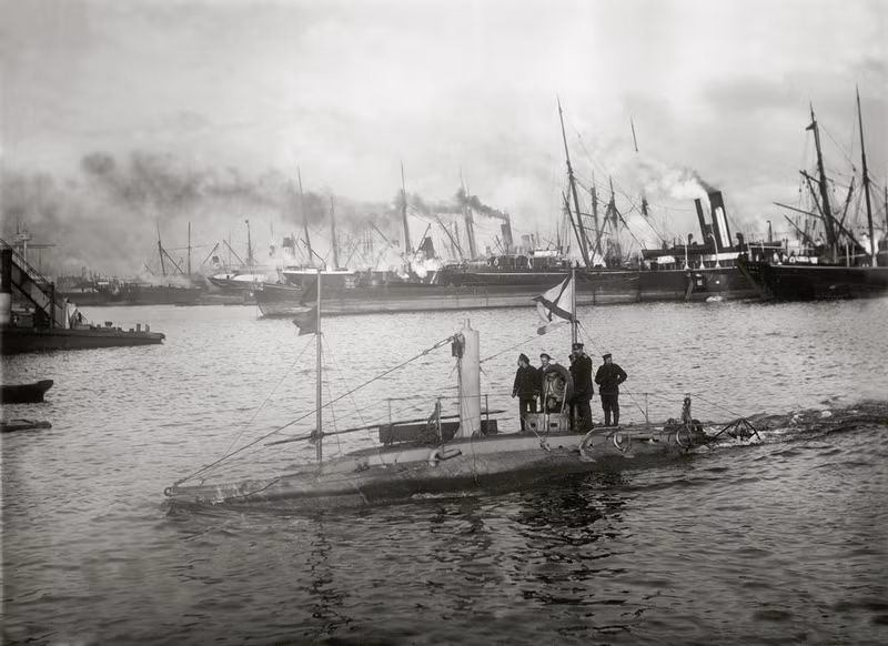 Ảnh chụp tàu ngầm"Dolphin" trước khi được hiện đại hóa năm 1904.