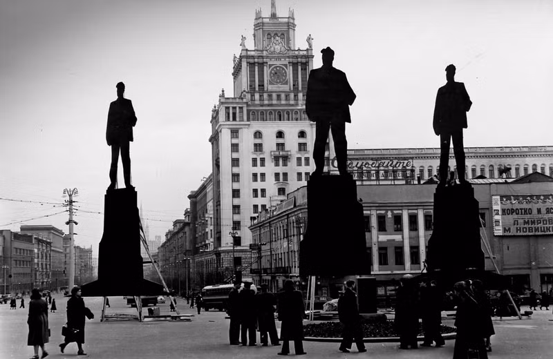 Những bức tượng lớn được đặt ở những vị trí dễ nhìn ngay tại thủ đô Moscow những năm 1960.