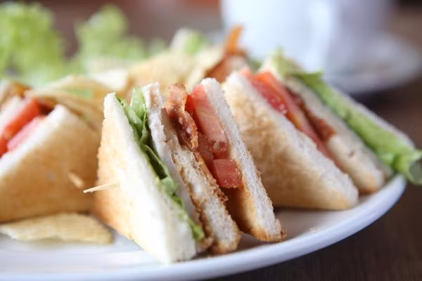 Đây là sự kết hợp tinh tế giữa những lát sandwich mềm xốp với những thành phần mang hương vị Italy chẳng hạn như thịt muối mềm, cá ngừ, pho mát, rau thơm và quả ô liu. Món ăn đặc sắc này thường được sử dụng trong các tiệc trà hay buffet đứng ở nhiều quốc gia trên thế giới.