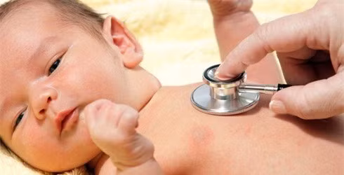 Bệnh viêm não Nhật Bản nếu không được phát hiện và điều trị kịp thời sẽ để lại biến chứng cao và có thể tử vong như: Bại não, phát triển chậm về thể chất, không nói, không nghe, không hiểu được.