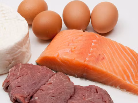 Trứng giàu protein nên cần cho sự phát triển của trẻ. Tuy nhiên, tuyệt đối không cho trẻ ăn trứng chưa được nấu chín kỹ vì như vậy, trẻ sẽ rất dễ bị nhiễm khuẩn salmonella, ngộ độc hay dị ứng. Thịt nạc cũng là loại thực phẩm giúp bổ sung chất đạm cho bé.