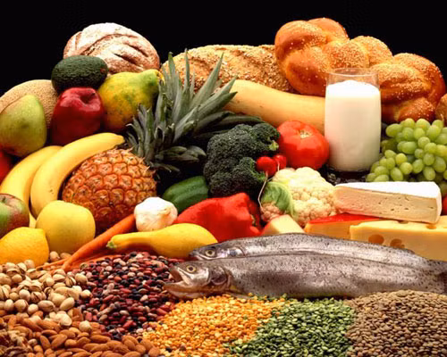 Ngoài ra, trong cá có chứa một loại omega-3 rất có lợi cho sức khỏe con người và tốt cho sự phát triển của trí não trong những năm đầu đời. Nhưng bạn cần lưu ý khi cho bé ăn cá, cần thận trọng để tránh bé hóc xương. Bạn chỉ nên cho bé ăn những loại cá không có chứa thủy ngân như cá ngừ, cá tuyết, cá mòi, tránh những loại cá như cá kiếm, cá mập hay cá maclin. Trước khi chế biến cá cần rửa sạch, nấu kỹ để giảm nguy cơ trẻ bị ngộ độc.