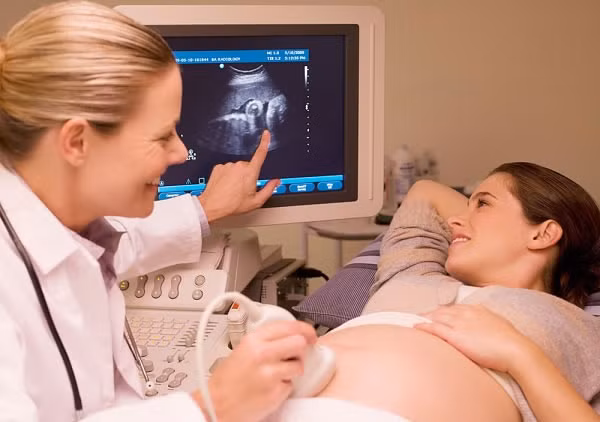 Gây khó khăn cho việc siêu âm. Một công trình được công bố trên tạp chí chuyên ngành Sản và phụ khoa của Mỹ còn cảnh báo phụ nữ béo phì hay thừa cân có thể nhận được kết quả siêu âm không chính xác, gây khó khăn cho việc xác định trước những triệu chứng bất thường của bào thai.