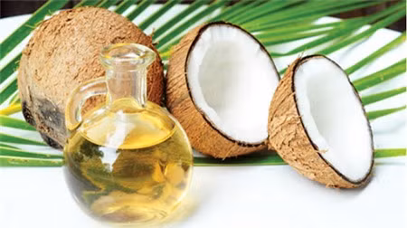Dầu dừa. Dầu dừa không chỉ dùng để chăm sóc tóc và da mặt, nó còn là nguyên liệu tích cực trong việc làm mềm đẹp vùng da gót chân. Trong dầu dừa có chứa một hoạt chất dưỡng ẩm tự nhiên rất tốt cho việc chăm sóc da mọi vùng trên cơ thể.