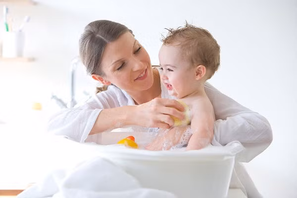 Kể chuyện cho bé: Các bé thường thích lắng nghe những câu chuyện vui vẻ từ cha mẹ khi tắm. Bạn có thể tả cho bé nghe những kế hoạch vào ngày cuối tuần tới, việc hai mẹ con sẽ đi nhà sách hoặc về bên ngoại…