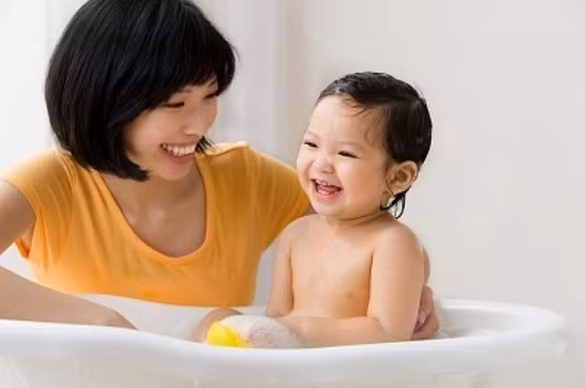 Có thể gội đầu cho bé sau cùng. Điều này ngăn chặn nguy cơ mất nhiệt của bé quá nhanh. Ngoài ra, với những bé không thích tắm, gội đầu được coi là phần khó khăn nhất vì hầu hết các bé không thích bị nước rơi vào mắt.