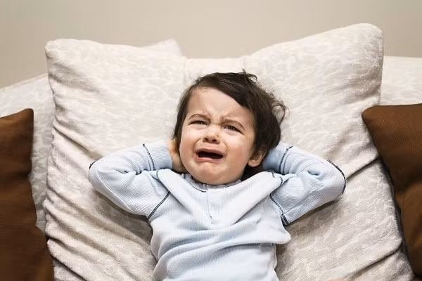Nếu bé khóc lóc hoặc có biểu hiện lạ khi chuẩn bị tắm, bạn nên dừng lại, đừng bắt bé tắm ngay cho bằng được. Vì càng ép bé càng sợ và những lần tắm sau sẽ khó khăn hơn nhiều.