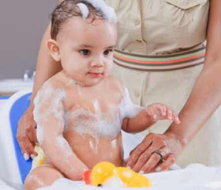 Bé có thể sợ tắm do dầu gội hoặc sữa tắm cứ chảy vào mắt khiến bé khó chịu. Trong trường hợp này, bạn nên cẩn thận khi xoa dầu gội, sữa tắm lên người bé. Làm một cách cẩn thận, nhẹ nhàng để bé không cảm thấy đau hay khó chịu. Nên dùng các loại khăn tắm lông mềm để lau người cho bé, tránh làm trầy xước làn da mỏng manh của bé.