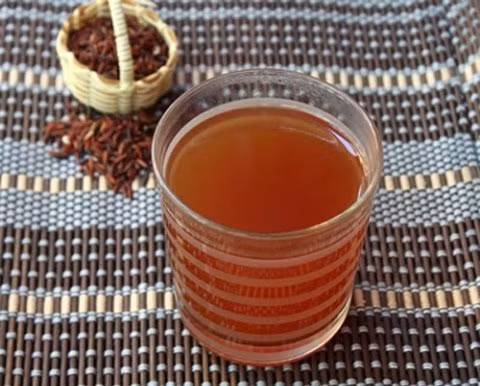 Nước gạo rang muối: lấy 50g gạo (một vốc tay) đem rang vàng, cho 6 bát nước đem nấu nhừ lọc qua rá cho 1 thìa cà phê muối ăn vào rồi cho trẻ uống dần.