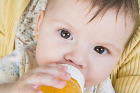 Hạn chế cho bé uống nước hoa quả. Theo Baby Center, khi bé bị tiêu chảy do quá nhiều nước trái cây hoặc đồ uống có đường khác trong chế độ ăn uống, mẹ bé nên hạn chế cho trẻ uống nước trái cây và chỉ cho bé uống khoảng một nửa cốc nước ép trái cây mỗi ngày. Nếu bé của bạn vẫn ưa thích uống nước ép trái cây, mẹ bé hãy pha loãng nước trái cây với nước. Sau đó dần dần tăng số lượng nước và giảm số lượng nước trái cây cho trẻ theo thời gian.