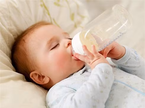 Nếu trẻ bú bình thì lỗ thông đầu vú không nên đục quá rộng, tốt nhất đục 1- 2 lỗ bằng đầu kim băng ở bên núm vú. Khi cho trẻ bú, nên nghiêng bình sữa khoảng 45 độ để sữa ngập lỗ thông, trẻ không mút phải nhiều không khí, dẫn đến nôn sau bữa ăn.