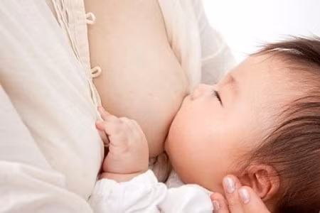 Bế trẻ ở tư thế đầu cao khi cho bú. Quan sát trẻ trong khi bú, tốt nhất là thấy được trẻ nuốt sau khi mút sữa. Nếu thấy trẻ không muốn ăn, sữa còn trong miệng thì phải dừng cho bú, nếu cho ăn bằng thìa thì không đổ tiếp. Không ép trẻ ăn. Sau khi bú xong nên bế trẻ nằm sấp trên vai hoặc ngực mẹ, vỗ lưng nhẹ để trẻ ợ bớt hơi trong dạ dày, tránh đầy hơi sẽ kích thích gây sặc.
