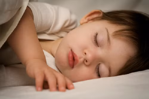 Đèn ngủ ảnh hưởng đến sự tăng trưởng và phát triển của trẻ. Sự phát triển của trẻ nhỏ vẫn đang tiếp diễn trong khi ngủ, chính vì vậy giấc ngủ của trẻ sơ sinh vô cùng quan trọng. Một giấc ngủ ngon có thể thúc đẩy sự tăng trưởng và phát triển của trẻ, đồng thời cũng tăng sức đề kháng cho bé. Bật đèn ngủ không chỉ khiến giấc ngủ của trẻ không sâu mà còn cản trở sự tiết hormone tăng trưởng trong khi ngủ. Mức độ hormone tăng trưởng giảm sẽ làm chậm tốc độ tăng trưởng, ảnh hướng đến quá trình trao đổi chất bình thường.