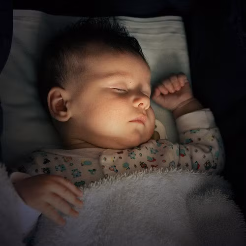 Một báo cáo do Trung tâm Kiểm soát và phòng ngừa bệnh dịch Hoa Kỳ công bố cũng đã chỉ ra việc sử dụng đèn khi đi ngủ có liên quan đến bệnh ung thư. Nghiên cứu cho thấy tỉ lệ mắc bệnh ung thư vú ở những phụ nữ bị mù chỉ bằng gần một nửa so với những phụ nữ bình thường, cũng như nguy cơ mắc ung thư tuyến tiền liệt, phổi, ruột kết ở nam giới bình thường cao gấp đôi so với những người bị mù.