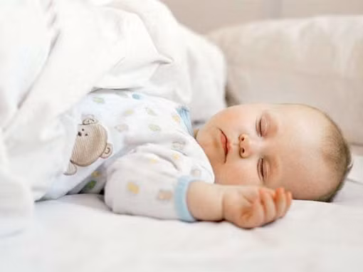 Tăng nguy cơ ung thư và trầm cảm. Theo tiến sỹ Joyce Walsleben, phó giáo sư tại trường Đại học Y khoa New York cho biết: “Ánh sáng ức chế việc tiết ra melatonin, một loại hoóc-môn thúc đẩy giấc ngủ một cách tự nhiên. Ngay cả khi bạn thiếp đi, ánh sáng vẫn lọt qua mí mắt của bạn và bộ não sẽ không sản xuất melatonin nếu nó lẫn lộn giữa ngày và đêm”.