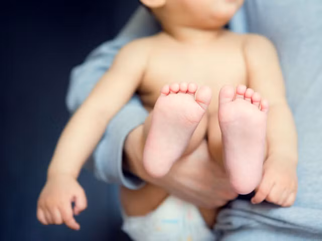 Nếu thấy xuất hiện những hiện tượng như sưng phồng, tấy đỏ, chấm trắng hay chảy máu nhẹ nơi vùng kín bạn cũng không nên phải lo lắng, đây là những dấu hiệu bình thường trong một vài tuần đầu sau khi sinh và nguyên nhân là do bé phải chịu sự ảnh hưởng của một loại hormone từ cơ thể người mẹ trong quá trình mang thai.