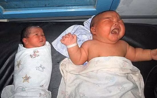 Có bé huyết áp tụt xuống đến mức đo không được, nếu không xử lý kịp thời sẽ ảnh hưởng đến não. Hạ đường huyết kéo dài sẽ khiến trẻ co giật, hôn mê, thậm chí tử vong. Để ngăn ngừa, trẻ sẽ được kiểm tra đường huyết sớm, cho bú sữa sớm, nếu bú không được thì bắt buộc phải truyền dịch.