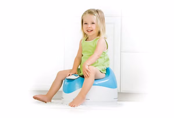 3. Trẻ bị bệnh táo bón. Khi con đã học được cách ngồi bô thì đa số cha mẹ ít quan tâm tới việc đi ngoài của con. Vì vậy, thật dễ hiểu vì sao táo bón lại là nguyên nhân đái dầm hay bị cha mẹ bỏ sót nhất.