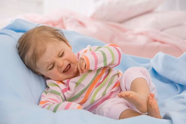 7. Chậm phát triển. Một số trẻ em chậm phát triển về mặt tâm sinh lý, do đó chưa thể ngừng việc đi tiểu đêm. Tuy nhiên, trẻ kiểm soát được vấn đề khi lớn hơn.