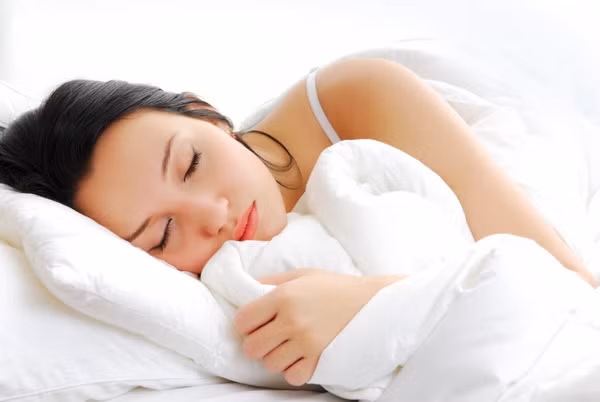Sử dụng chăn đệm lót vải satin. Không giống như những loại vải cứng cáp, thô ráp khác, vải satin sẽ giúp bạn ngủ dễ dàng và ngon giấc hơn vì chúng rất mềm mại và mượt mà, từ đó ngăn chặn nếp nhăn xuất hiện. Ngoài ra, chất liệu satin cũng giúp hấp thụ lượng dầu tự nhiên từ làn da trong khi bạn ngủ nên da sẽ sạch sẽ hơn.