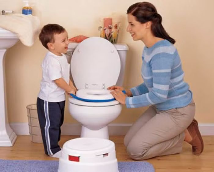 Khuyến khích: Cần khuyến khích trẻ tự nói với bạn khi nào bé muốn đi vệ sinh. Cha mẹ nên hỏi bé xem những lúc chẩn bị đi vệ sinh bé có cảm giác “mót” không? Nói với bé rằng mỗi lần có cảm giác “mót” thì nói với người lớn biết.