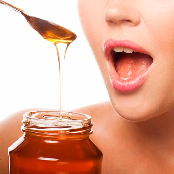Uống mật ong. Mật ong là thực phẩm chứa nhiều thành phần vi sinh không những giúp cơ thể phòng ngừa táo bón mà còn giúp lưu thông bạch huyết và nước dưới da mặt. Vì vậy, chỉ cần mỗi buổi sáng bạn cho vài giọt mật ong với cốc nước ấm để uống là có thể giải quyết hiệu quả hiện tượng sưng phù mặt khi ngủ dậy.