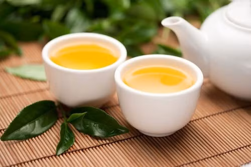 Uống trà xanh. Trà xanh chứa nhiều thành phần có tác dụng chống oxy hóa hiệu quả đồng thời tăng cường sức đề kháng cho làn da trước tác động của tia bức xạ từ ánh nắng mặt trời. Điều quan trọng hơn cả là dưới tác động của trà xanh, lượng mỡ tích tụ dưới da mặt bị tiêu hao một cách nhanh chóng và trả lại lại cho sự thon gọn của khuôn mặt.