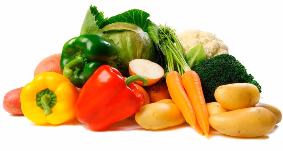Chỉ ăn các loại củ, không ăn rau lá. Có nhiều trẻ thường không thích ăn rau xanh, đặc biệt là các loại lá nên nhiều bà mẹ chọn các loại củ như cà rốt, củ đậu, khoai tây… thay thế cho các loại rau lá. Tuy nhiên các mẹ nên nhớ khoai tây, bí ngô, củ cải, đậu trắng, mướp… có hàm lượng chất khoáng và vitamin C lại ít hơn các loại rau lá. Nên bổ sung đầy đủ cho trẻ cả rau củ và rau lá đầy đủ.