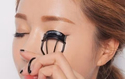 Sử dụng kéo kẹp lông mi nếu dùng mi giả. Nên sử dụng kéo kẹp lông mi trong trường hợp bạn sử dụng lông mi giả hỗ trợ. Và kẹp mi sau khi mascara đã khô. Như vậy, lông mi giả và lông mi thật của bạn sẽ trông như là 1.