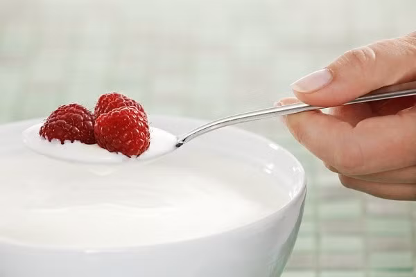 Sữa chua có đường: 2 hộp sữa cho mỗi ngày sẽ rất có lợi cho bà bầu. Sữa chua cung cấp vi khuẩn có lợi cho đường ruột, giúp ngăn ngừa chứng viêm loét dạ dày. Vitamin B trong sữa chua kích thích vị giác, tăng cảm giác ngon miệng, giúp hạn chế các bệnh về hô hấp liên quan tới virus.