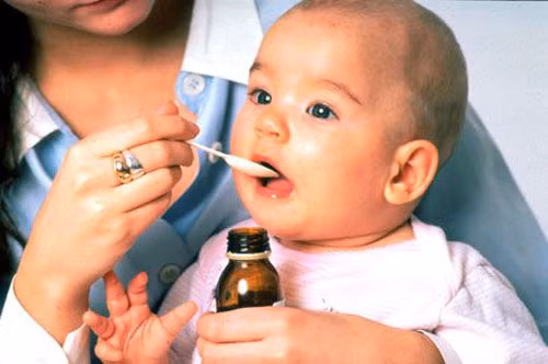 Vị trí đặt thuốc. Các nụ vị giác tập trung ở trước và giữa lưỡi, vì vậy thay vì để thuốc vào các khu vực vị giác “nhạy cảm” ấy, bạn nên đặt vào phần nướu sau và bên trong má, nơi thuốc sẽ dễ trôi xuống cổ họng mà không tác động gì nhiều đến vị giác của bé. Cách này đòi hỏi bạn phải có một chút khéo léo khi một tay giữ bé ngồi yên, còn tay kia phải để thuốc ở vị trí chính xác.