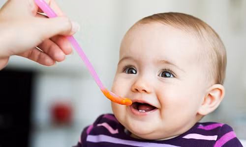 Chiến thuật cải trang. Hãy hỏi bác sĩ xem việc giấu thuốc vào thực phẩm hoặc đồ uống có được không. Nếu được, bạn hãy bỏ thuốc vào một lượng nhỏ kem, nước sốt, hoặc trái cây xem sao. Nhưng hãy nhớ, nếu bạn kết hợp thuốc với một món gì khác, con bạn cần phải ăn hoặc uống hết món đó để có được liều lượng đầy đủ.