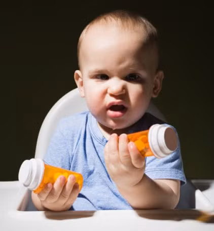 Cho bé tự quyết. Trao cho con quyền quyết định chọn hương vị hoặc màu sắc khác nhau của thuốc. Bằng cách đó, bé sẽ cảm thấy như mình có chút quyền kiểm soát tình hình.