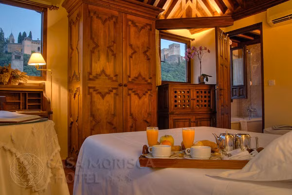 Casa Morisca (Tây Ban Nha) vẫn giữ nguyên được vẻ hùng vĩ của một tòa nhà được xây dựng từ thế kỷ 15 nhưng nội thất thì được trang hoàng rất lộng lẫy, cùng dịch vụ cung cấp tour du lịch và vé miễn phí. Giá nghỉ: 200 USD/đêm.