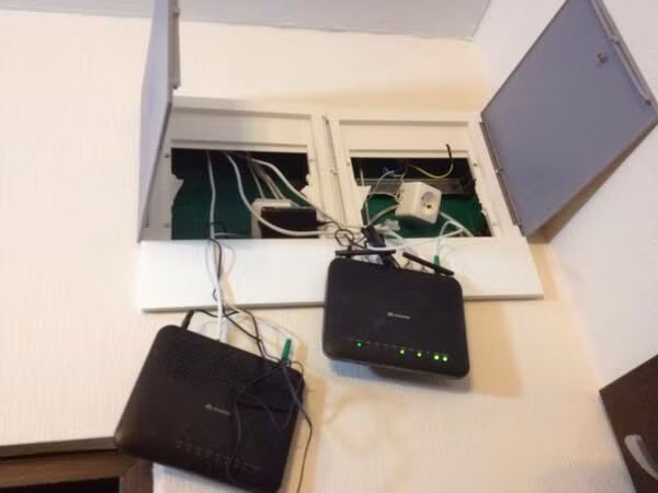 Tuy rằng có mạng Internet để làm việc, nhưng những thiết bị phát wifi lại treo lủng lẳng trên trần nhà.