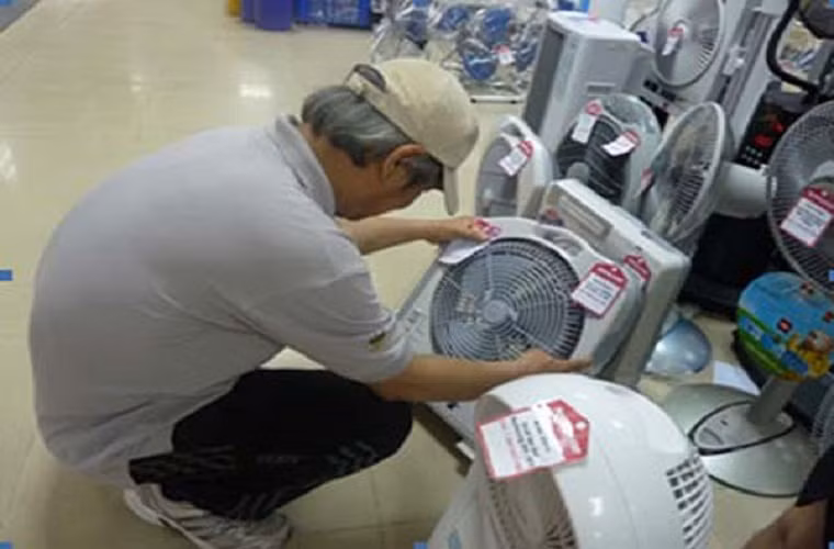 Chị Thanh Hương (chủ cửa hàng điện lạnh trên đường Nguyễn Trãi) cho biết: “Đợt cao điểm mất điện, giá quạt được tâng lên 500 – 600 nghìn mà vẫn bán chạy, có lúc cháy hàng. Loại quạt đa năng Sunhouse có giá trên 2 triệu, Asia (850 nghìn), Panasonic (800 nghìn)… được chuộng lắm vì sạc nhanh đầy pin”.