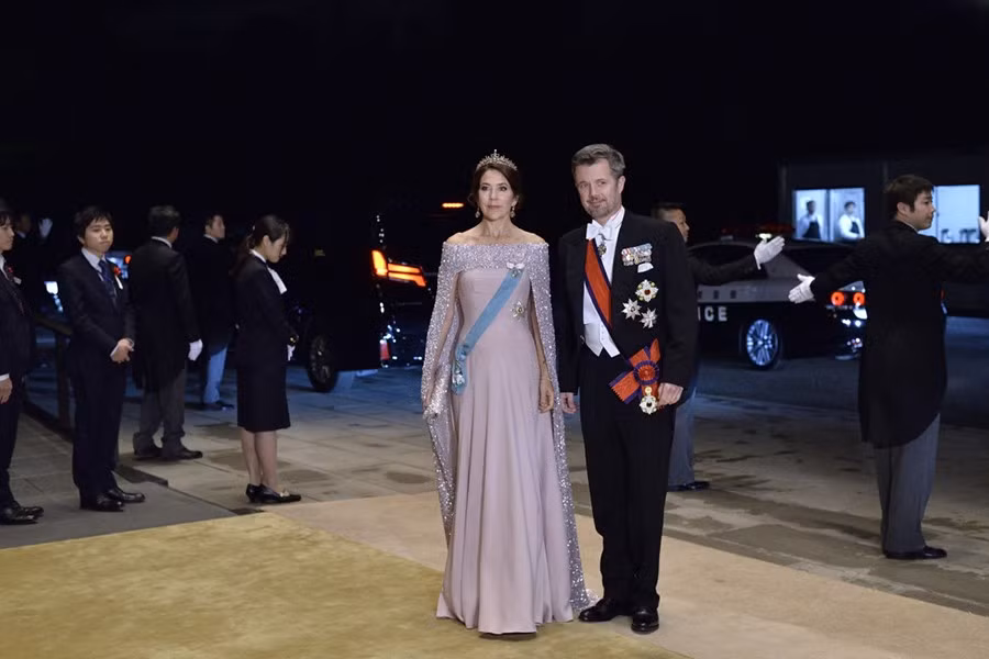 Trong bài phát biểu tại đám cưới, Hoàng tử Frederik nói về cô dâu mới của mình: “Kể từ hôm nay, Mary là của tôi và tôi là của cô ấy. Tôi yêu cô ấy và tôi sẽ bảo vệ cô ấy bằng cả trái tim mình”.
